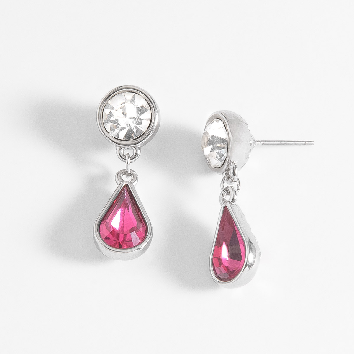 Aretes largos con baño de platino y gemas brillantes Aretes largos con baño de platino y gemas brillantes