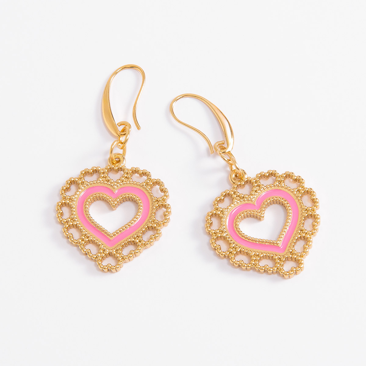 Aretes largos en baño de oro con corazón rosa