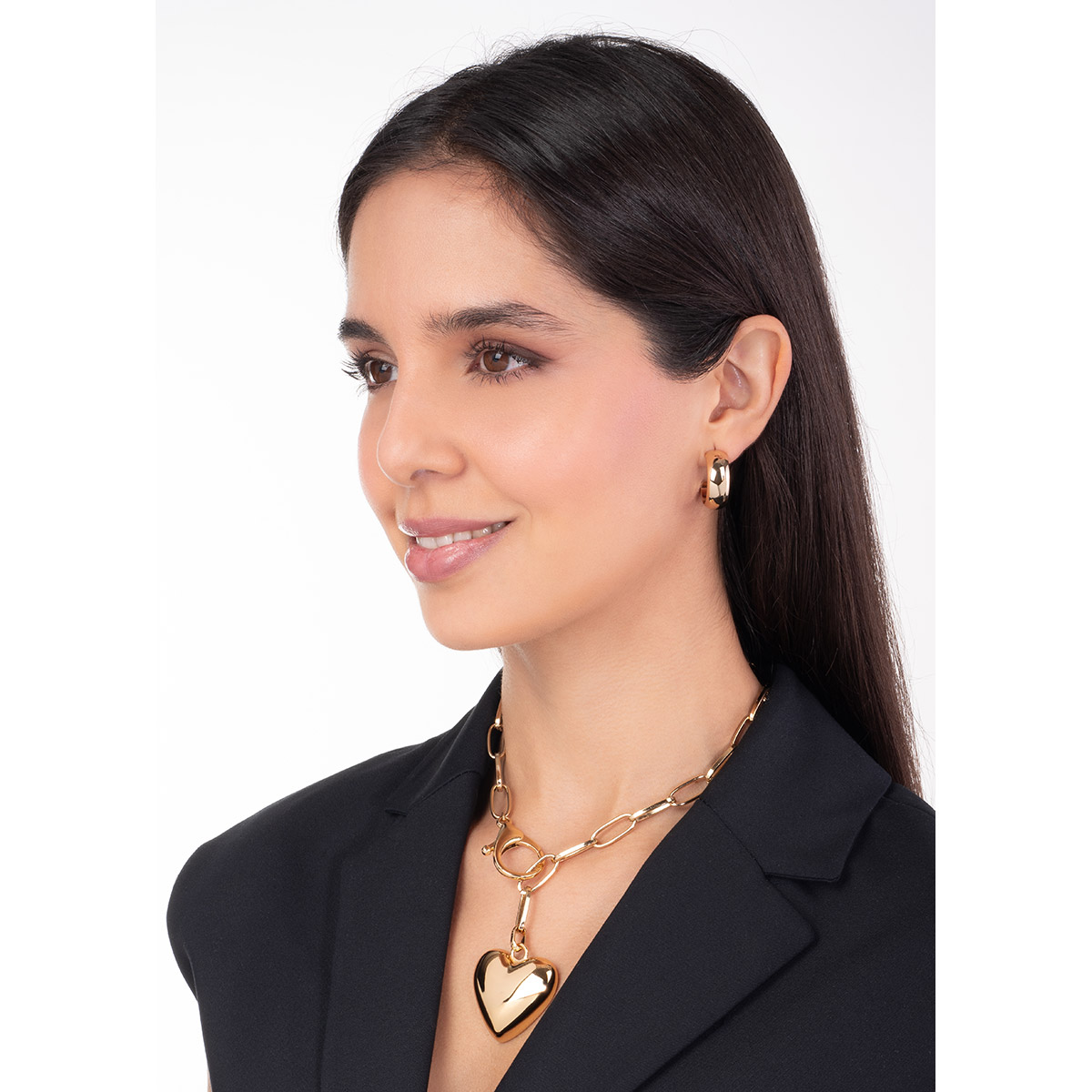 Aretes en baño de oro con forma de aro grueso.