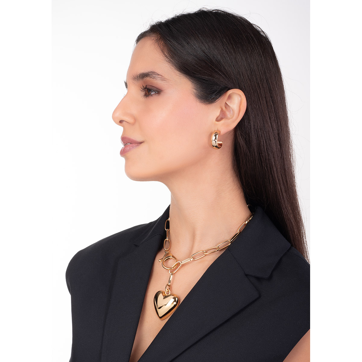 Aretes en baño de oro con forma de aro grueso.