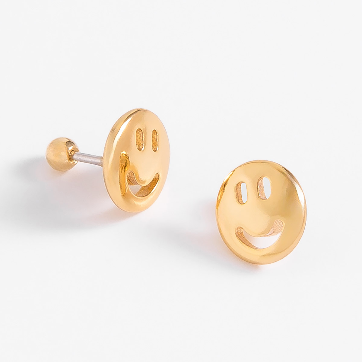 Aretes en baño de oro con diseño de carita feliz 18k