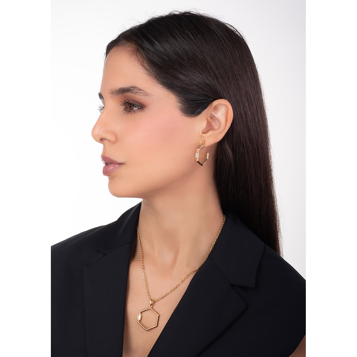 Aretes en baño de oro diseño angular con toque brillante