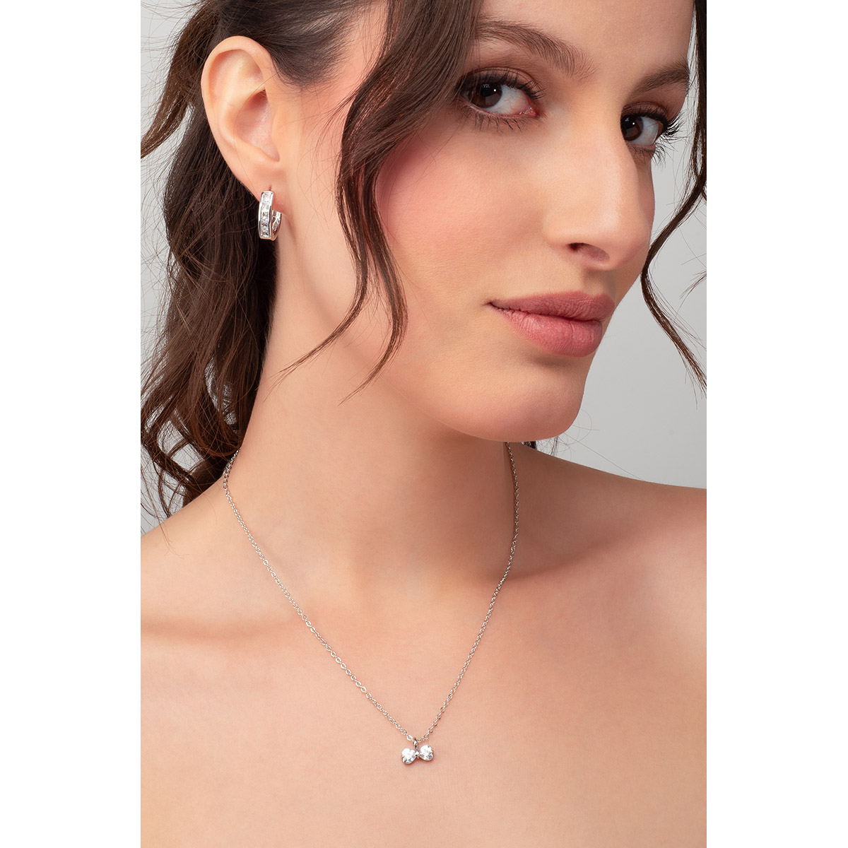 Un resplandor se refleja en el  Diamonice™ incrustado con diseño geométrico en estas arracadas, todo en baño de platino. Combínalas con tu collar, pulsera y anillo.
-        Aretes chicos
-        Poste
-        Baño de Platino
-         Diamonice™ en tono cristal