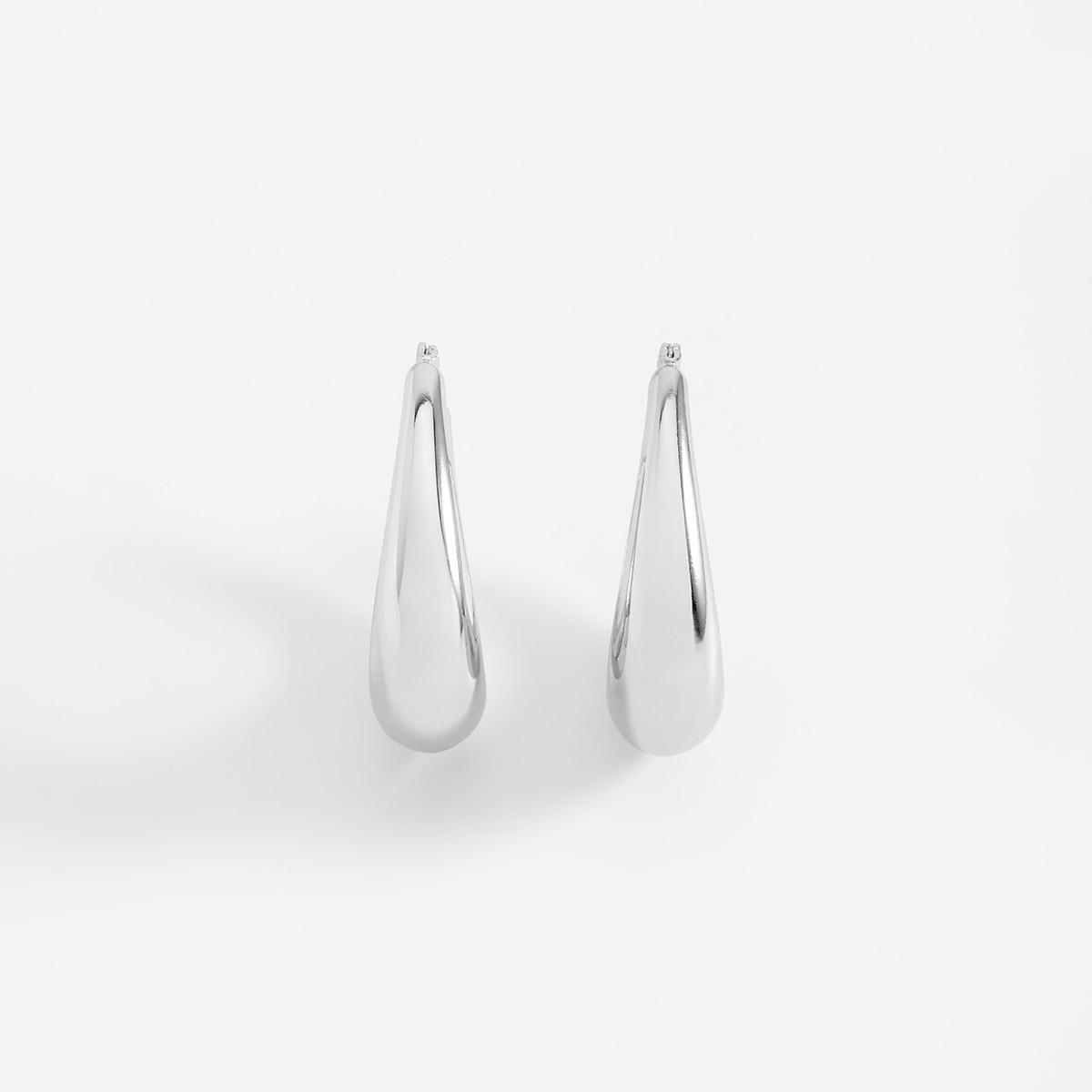 Aretes en baño de rodio diseño ovalado pulido 3.6 cm x 2.9 cm