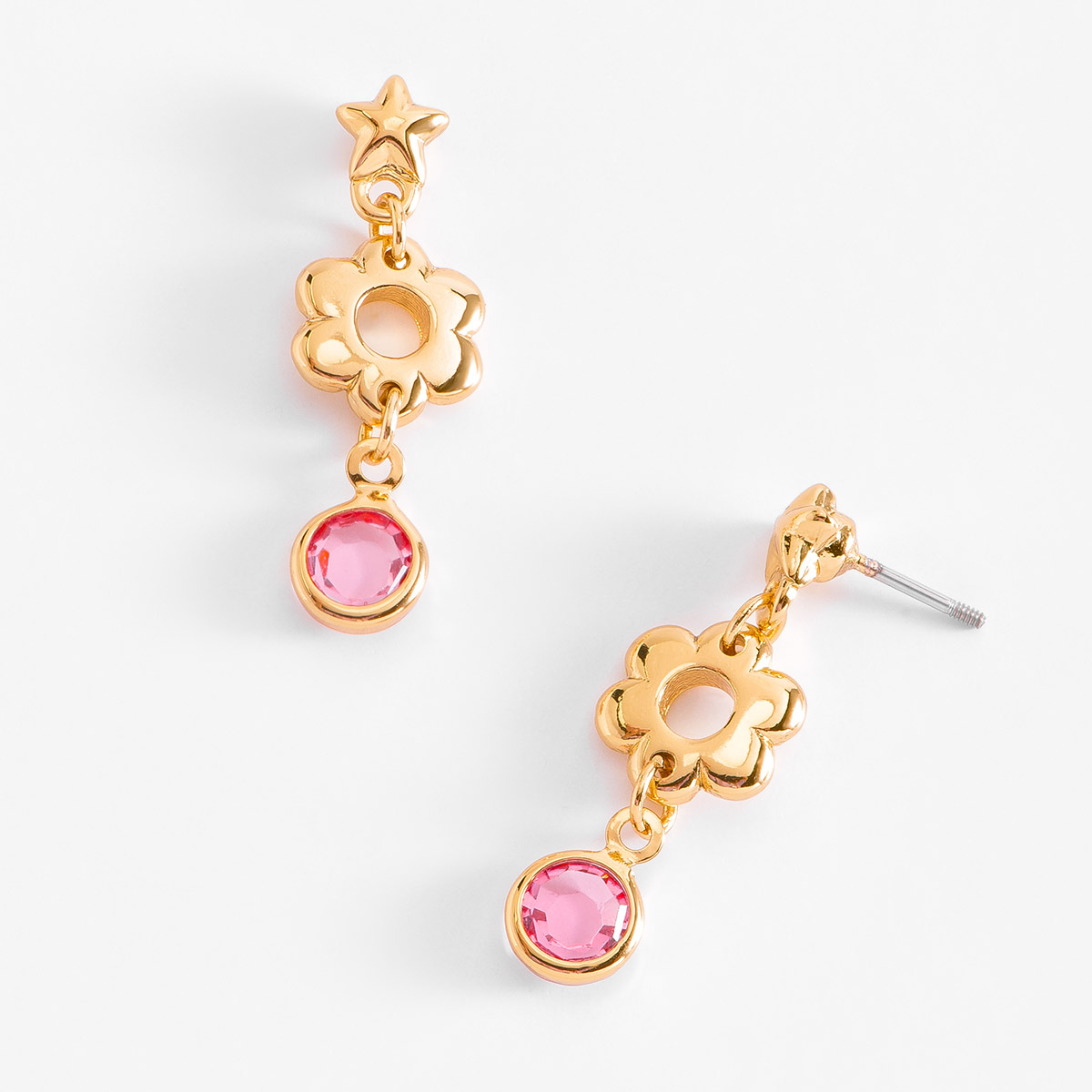 Aretes en baño de oro, que combinan un diseño floral con detalles de estrella, de donde cuelga una piedra en tono rosa.
-        Aretes chicos
-        Poste
-        Baño de Oro 18k
-        Piedras en tono rosa
