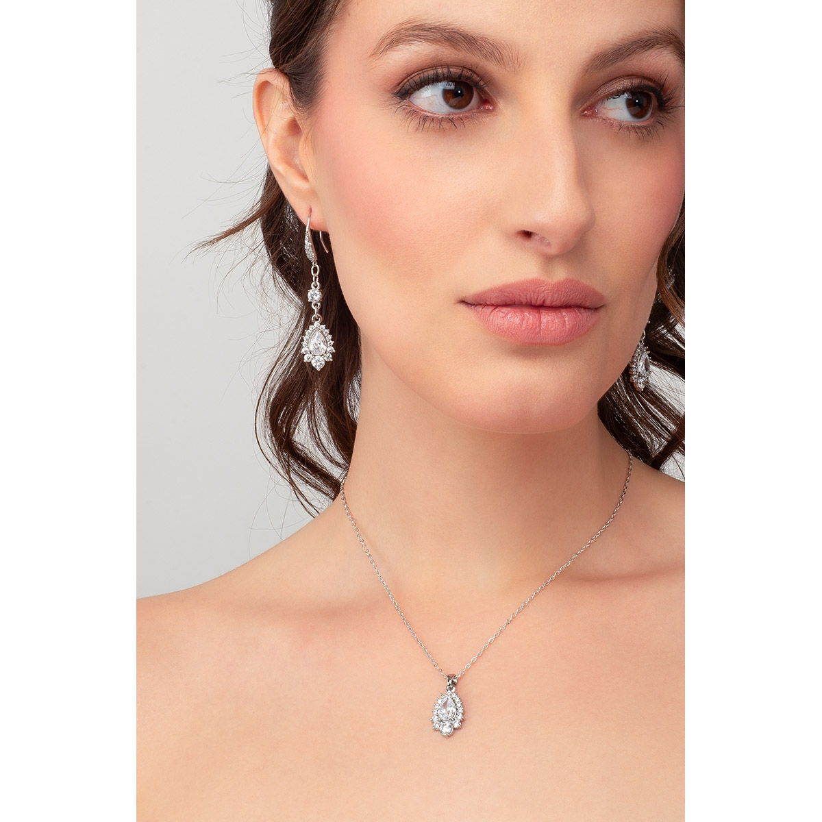 Estos destellos colgantes son el complemento perfecto para tu set. Aretes en baño de platino, con dos piezas centrales que cuelgan de cada uno: primero un  Diamonice™ en tono cristal con diseño circular, y más abajo, otro  Diamonice™ con diseño de gota, rodeado de pequeñas piedras  Diamonice™ en tono cristal circulares de diferentes tamaños.
-        Aretes largos
-        Garfio
-        Baño de Platino
-         Diamonice™ en tono cristal 