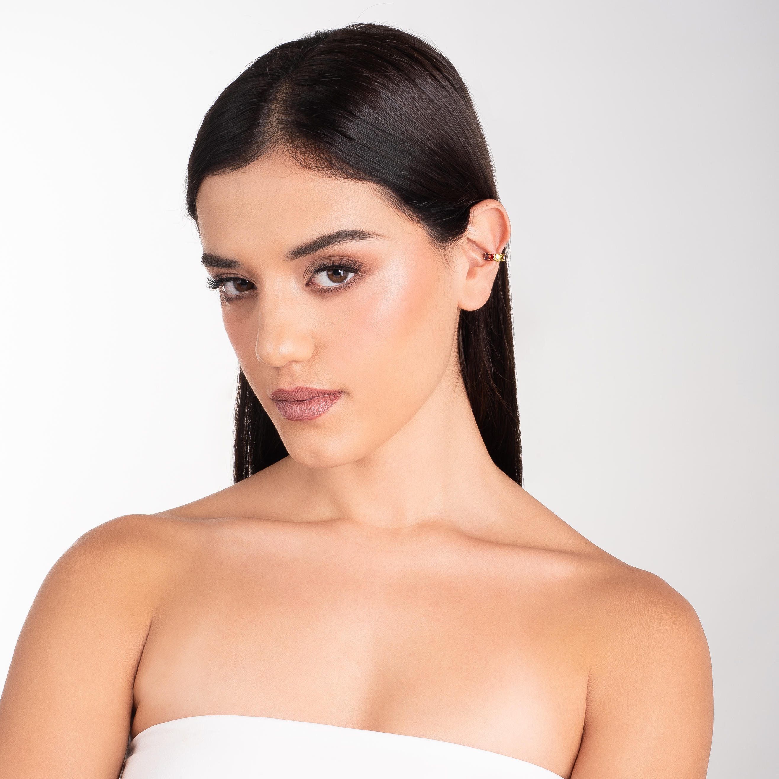 Arete ear cuff en baño de oro con piedras