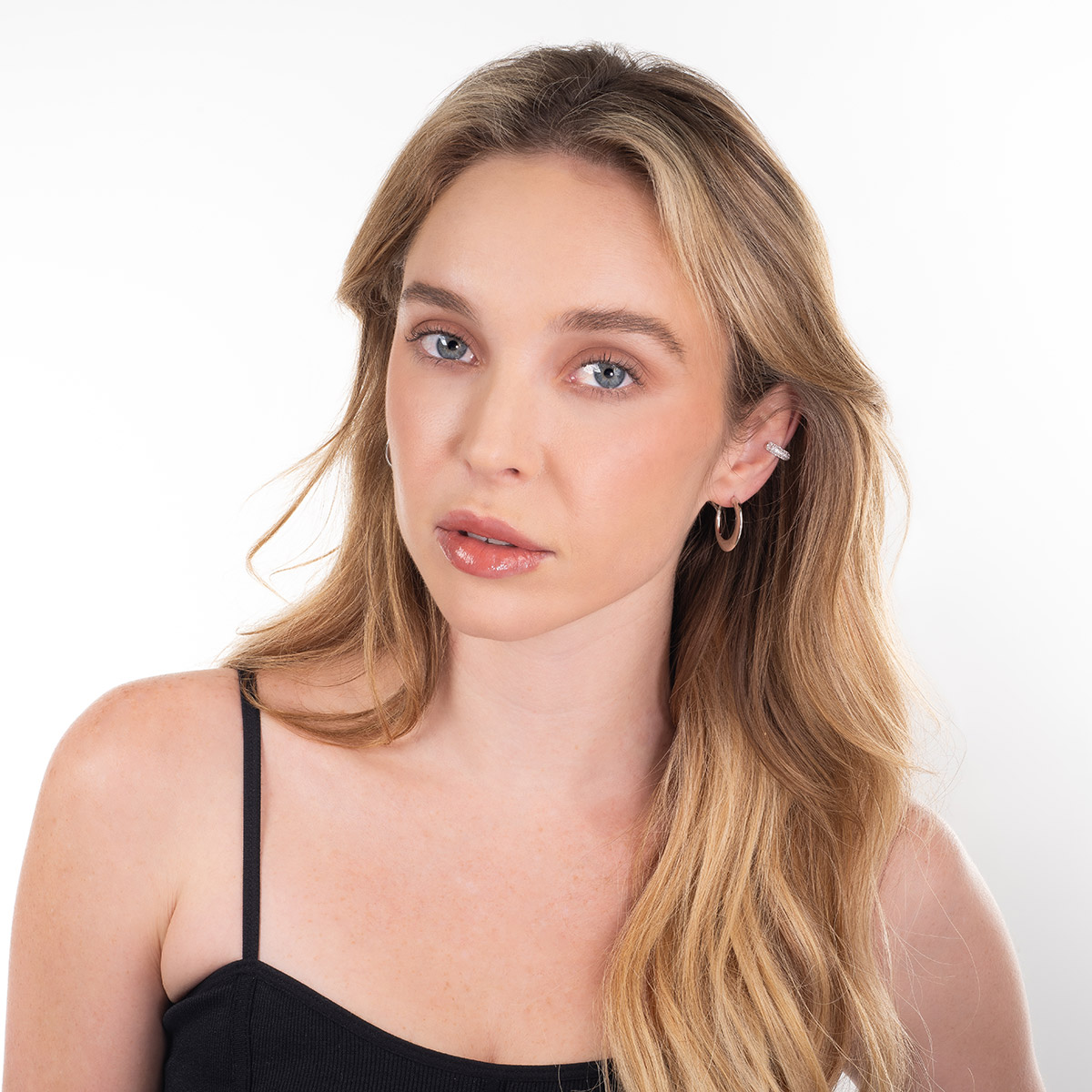 Ear cuff en baño de rodio pavé de piedras tono cristal