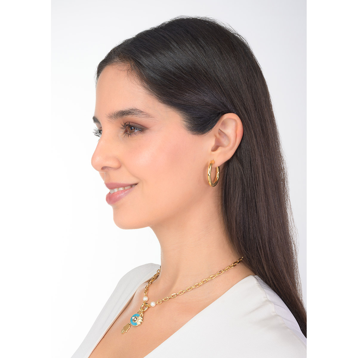 Aretes en baño de oro con forma de aro clásico y acabado pulido, un accesorio moderno y versátil para dar personalidad a cualquier look.
