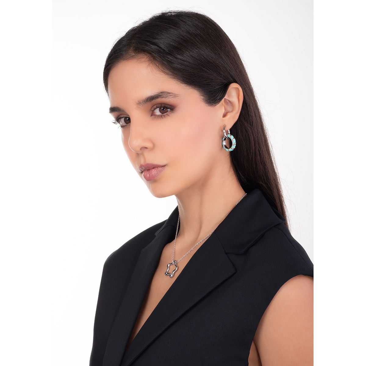 Aretes en baño de rodio diseño aro liso redondeado moderno