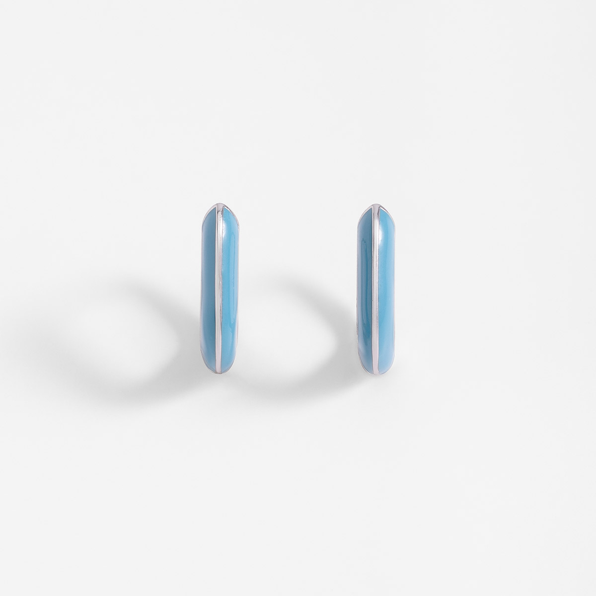 Aretes en baño de rodio con esmalte azul diseño poste