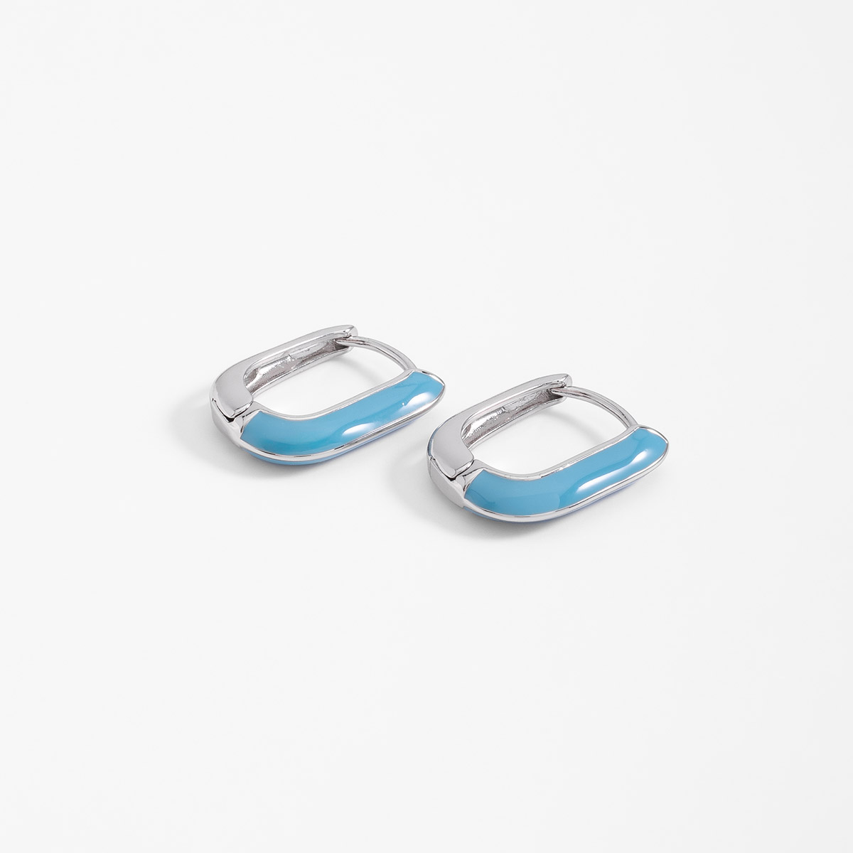 Aretes en baño de rodio con esmalte azul diseño poste