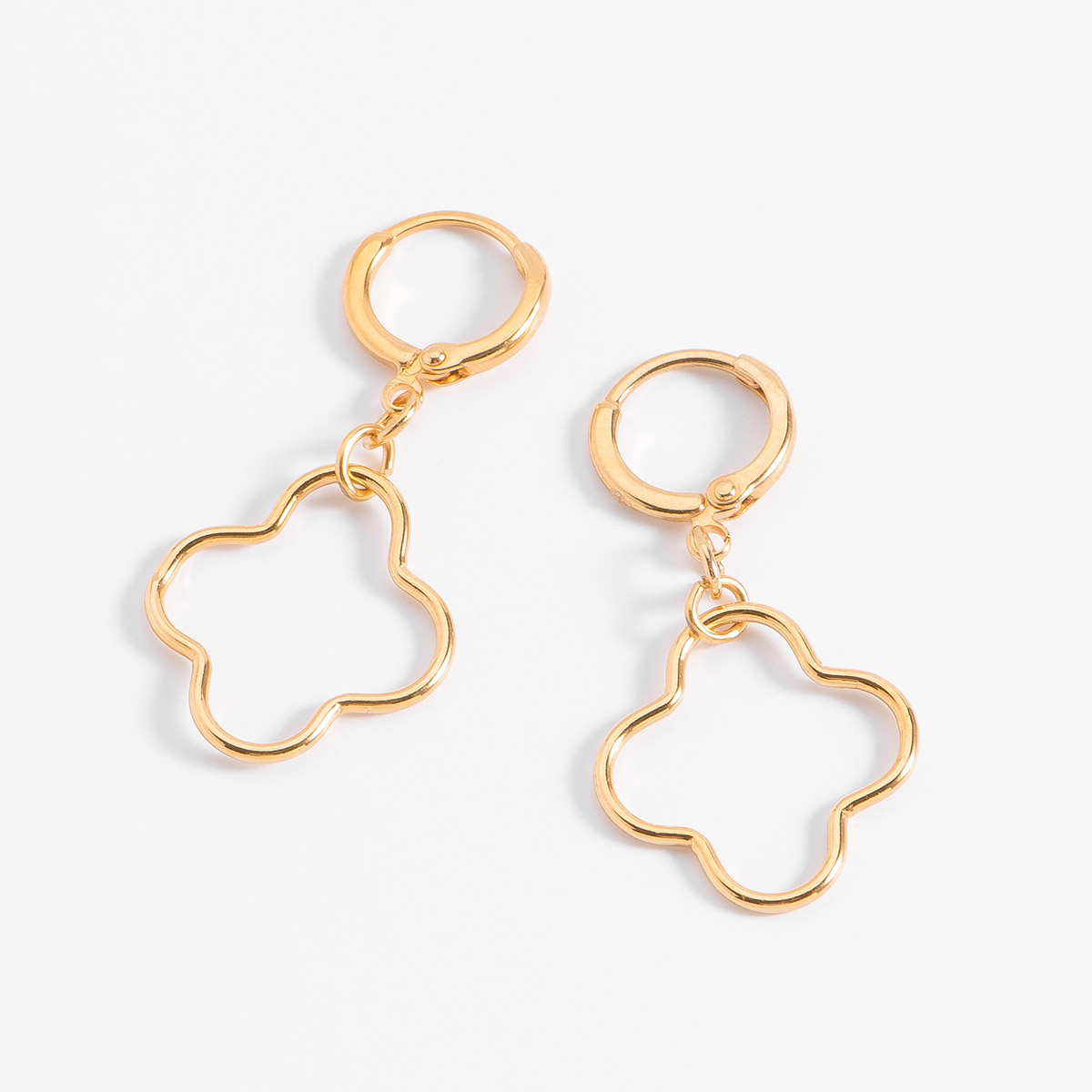 Aretes con un diseño de silueta floral en baño de oro. Combínalos con tu collar.
-        Aretes medianos
-        Patente
-        Baño de Oro 18k
