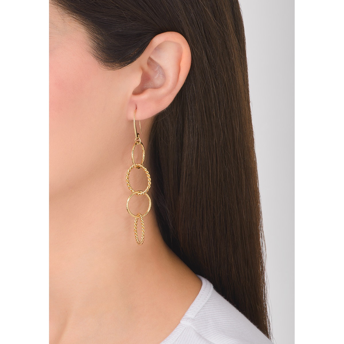 Espectacular diseño de aretes en eslabones circulares colgando en forma de cascada con textura trenzada, en baño de oro,
-        Aretes largos
-        Garfio
-        Baño de Oro
