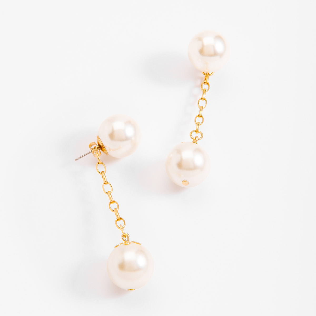 Aretes de cadena en oro con perlas crema elegantes