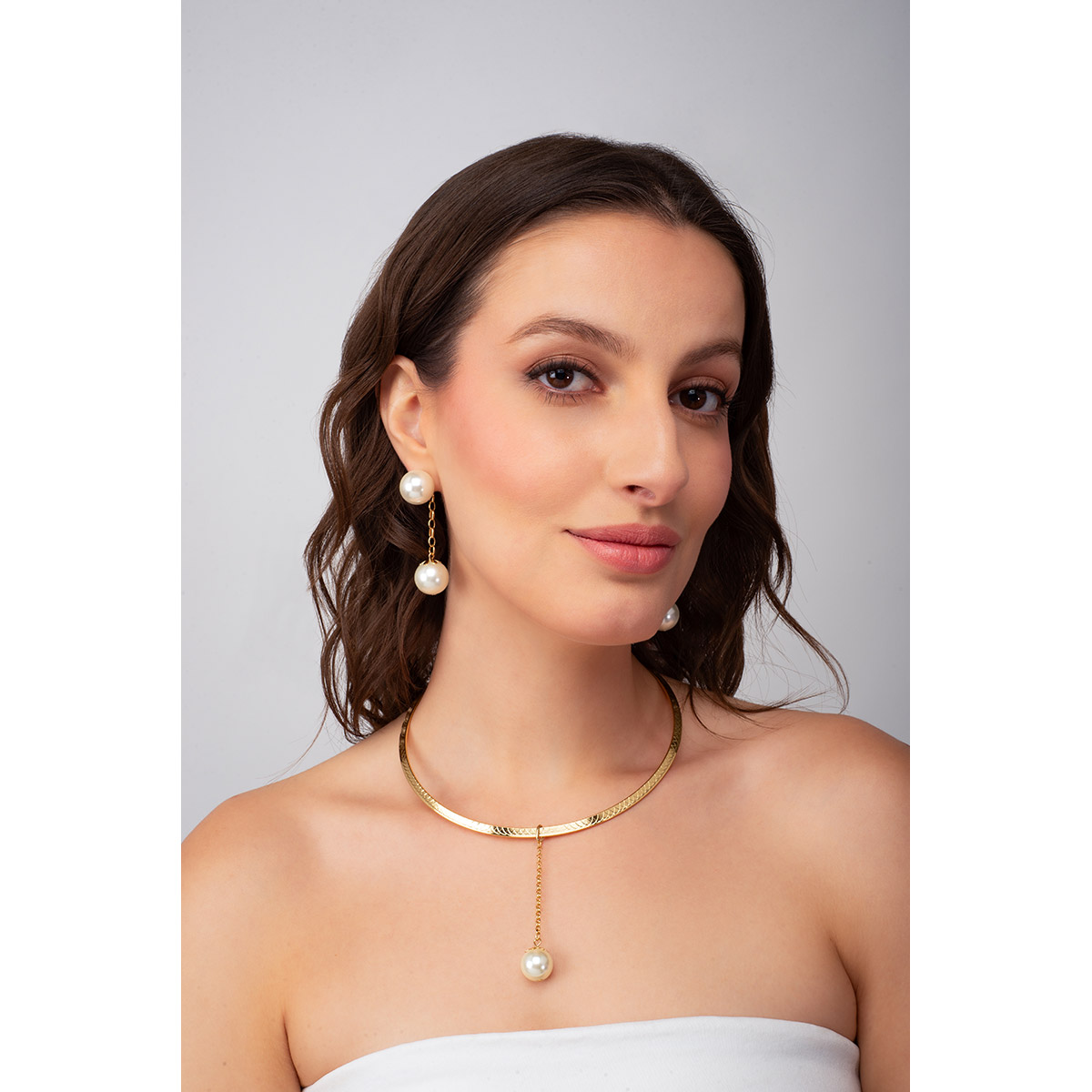 Aretes de cadena en oro con perlas crema elegantes