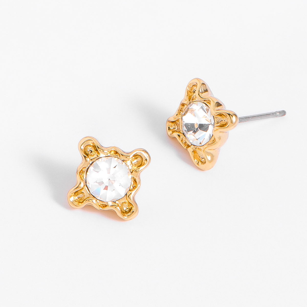 Aretes de Baño de Oro con Piedras en Tono Cristal Aretes de Baño de Oro con Piedras en Tono Cristal