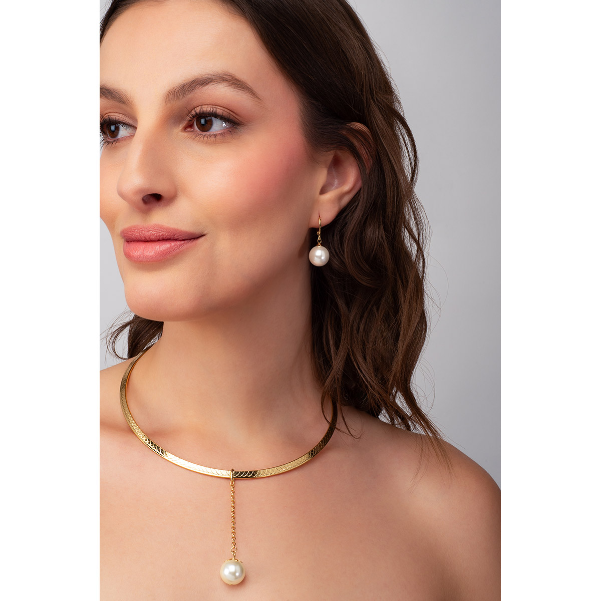 Una perla en tono crema es el centro de atención de estos aretes en baño de oro.
Combínalos con tu pulsera y collar.
-        Aretes chicos
-        Patente
-        Baño de Oro 18k
-        Perla en tono crema
