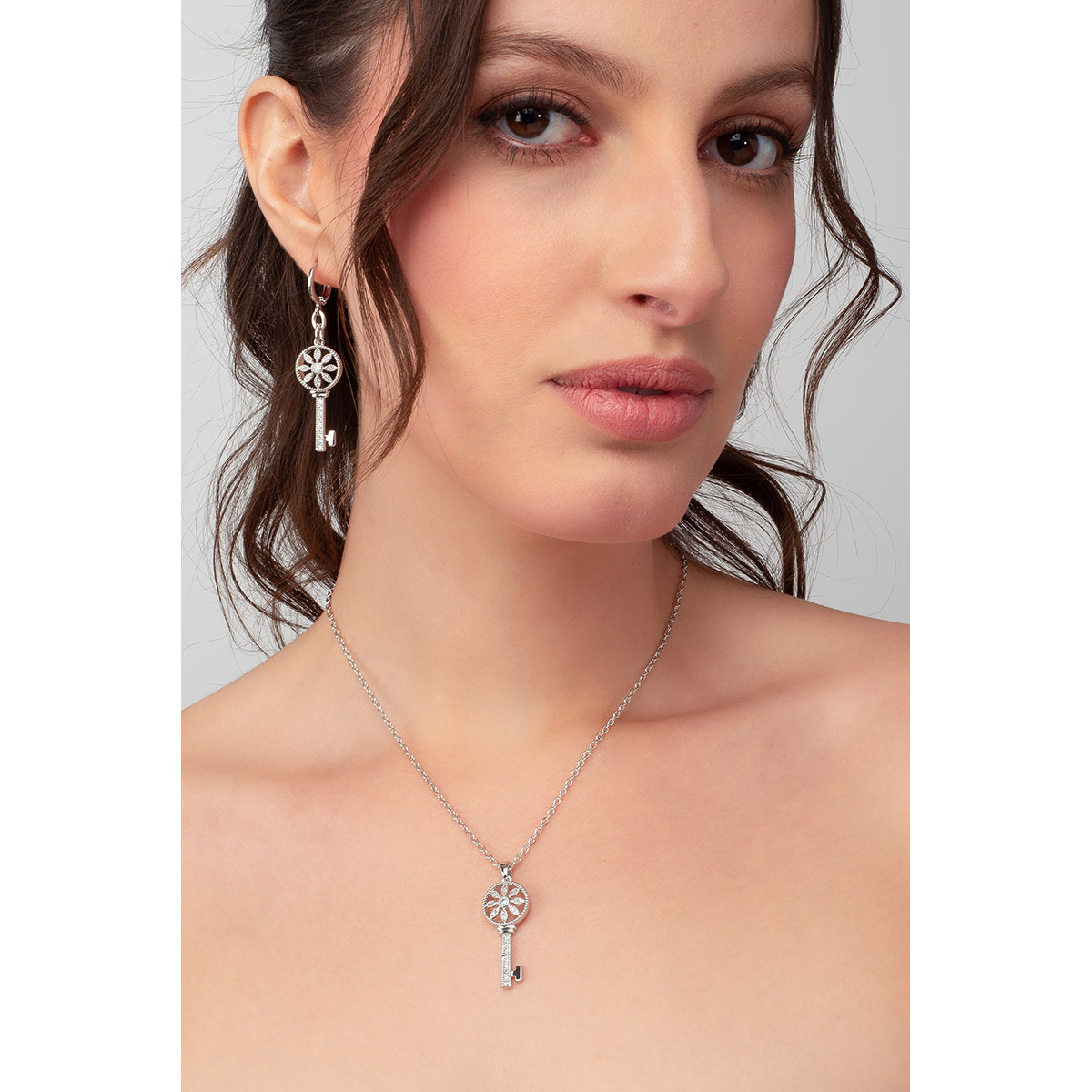 La combinación perfecta para tu collar: aretes en baño de platino con diseño de llave, con incrustaciones de piedras  Diamonice™ en tono cristal de diferentes tamaños, formando en su agarre el diseño de una flor.
-Aretes largos
-Patente
-Baño de Platino
- Diamonice™ en tono cristal 
