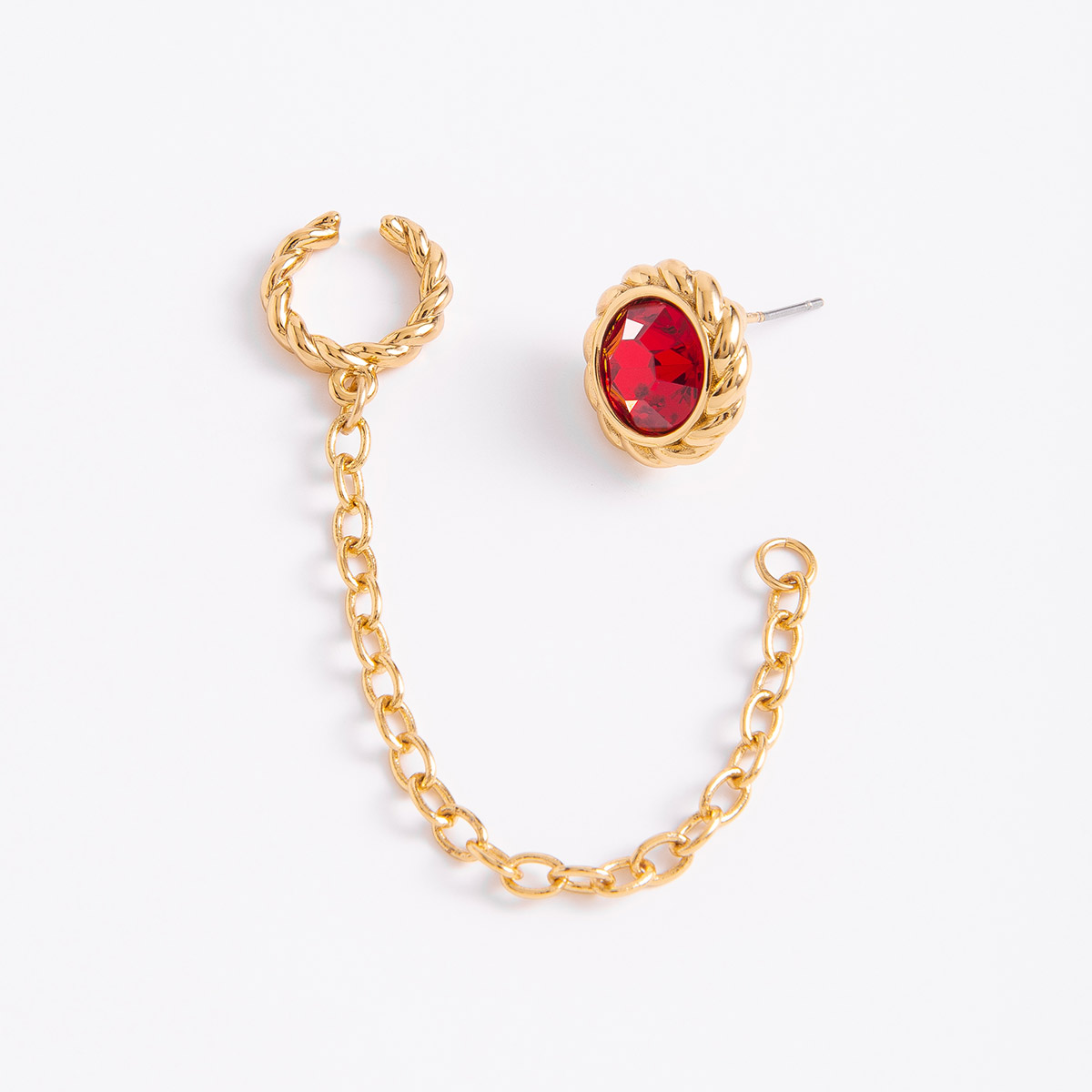 El accesorio perfecto; ear cuff en baño de oro, con una cadena que conecta para sobreponerse a tus pendientes favoritos.
-        Ear cuff
-        Baño de Oro 18k