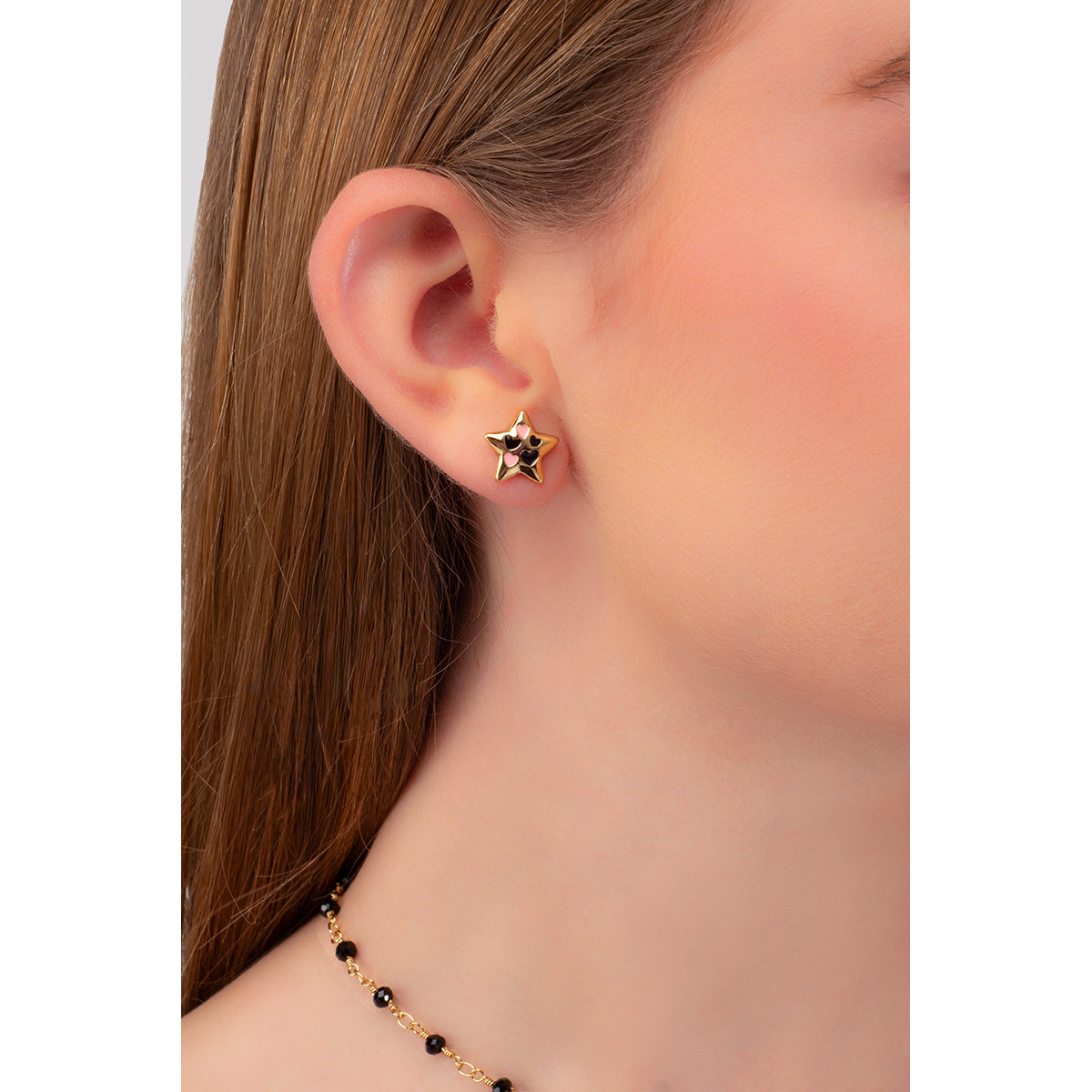 Brilla como nuestros aretes con diseño de estrella, en baño de oro y con esmalte en tono rosa y negro. Combínalos con tu collar y pulsera.
-        Aretes chicos
-        Poste
-        Baño de Oro 18k
-        Esmalte en ton rosa y negro