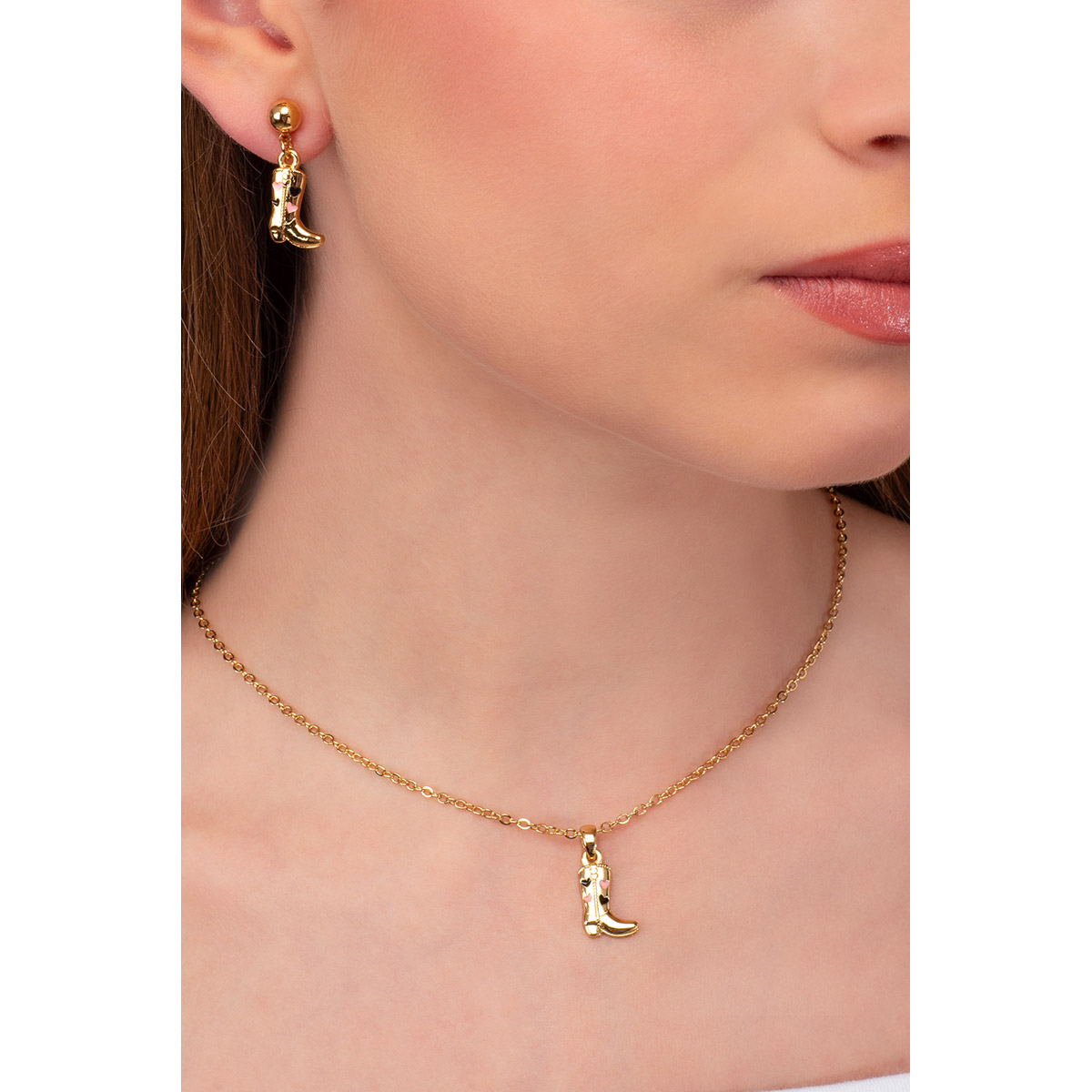 Agrega un toque moderno a tu look con estos aretes en baño de oro, con diseño de botas vaqueras, con corazones en esmalte rosa y negro. Combínalos con tu collar y pulsera.
-        Aretes medianos
-        Poste
-        Baño de Oro 18k
-        Esmalte en tono rosa y negro