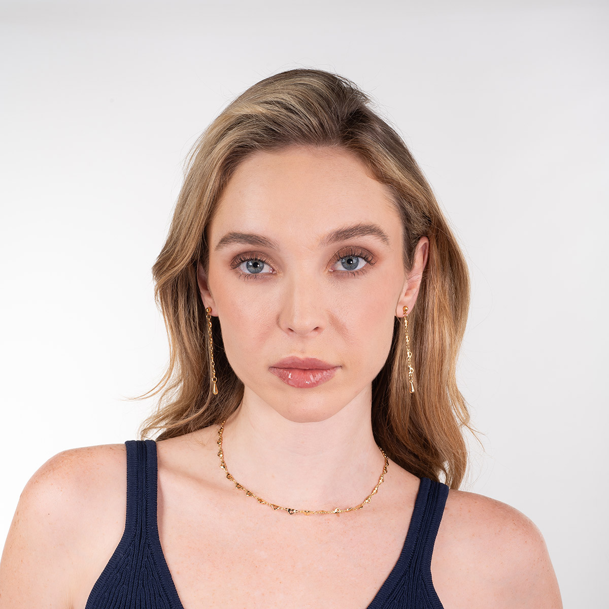 Aretes en baño de oro con corazones calados y colgante pulido