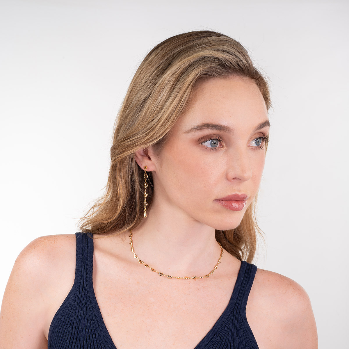 Aretes en baño de oro con corazones calados y colgante pulido