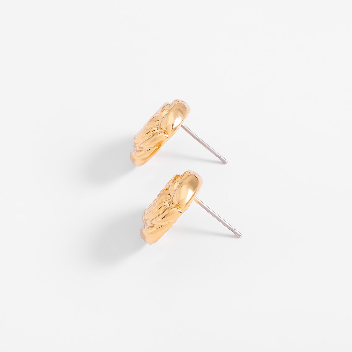 Aretes en baño de oro diseño de rosa texturizada diámetro 1.5 cm
