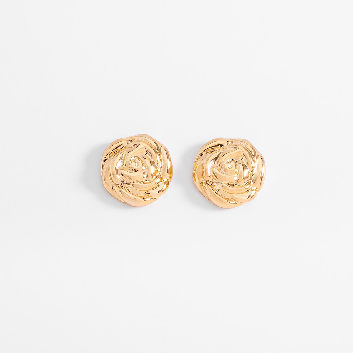 Aretes en baño de oro diseño de rosa texturizada diámetro 1.5 cm