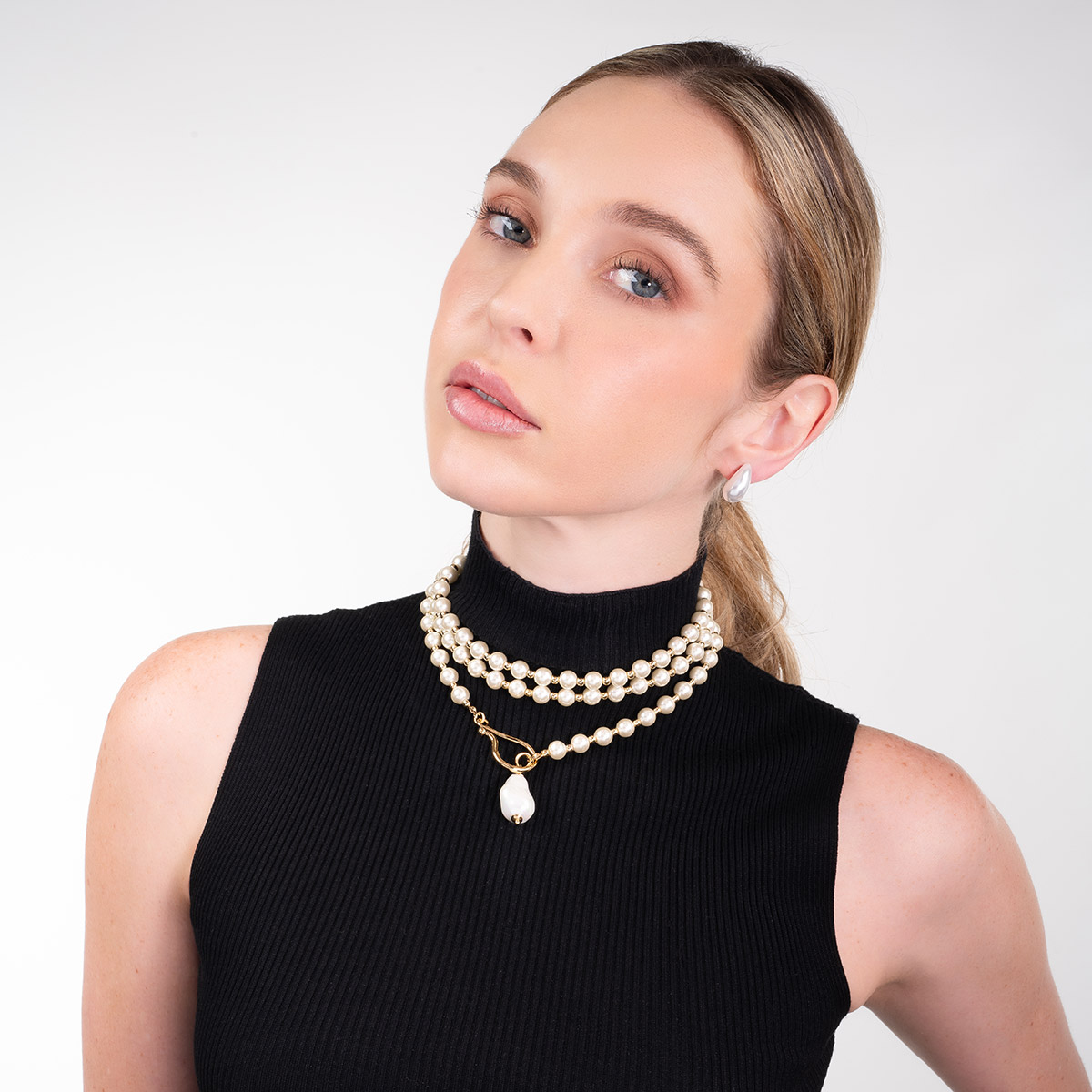 Aretes sin baño diseño moderno perla tono blanco pulido