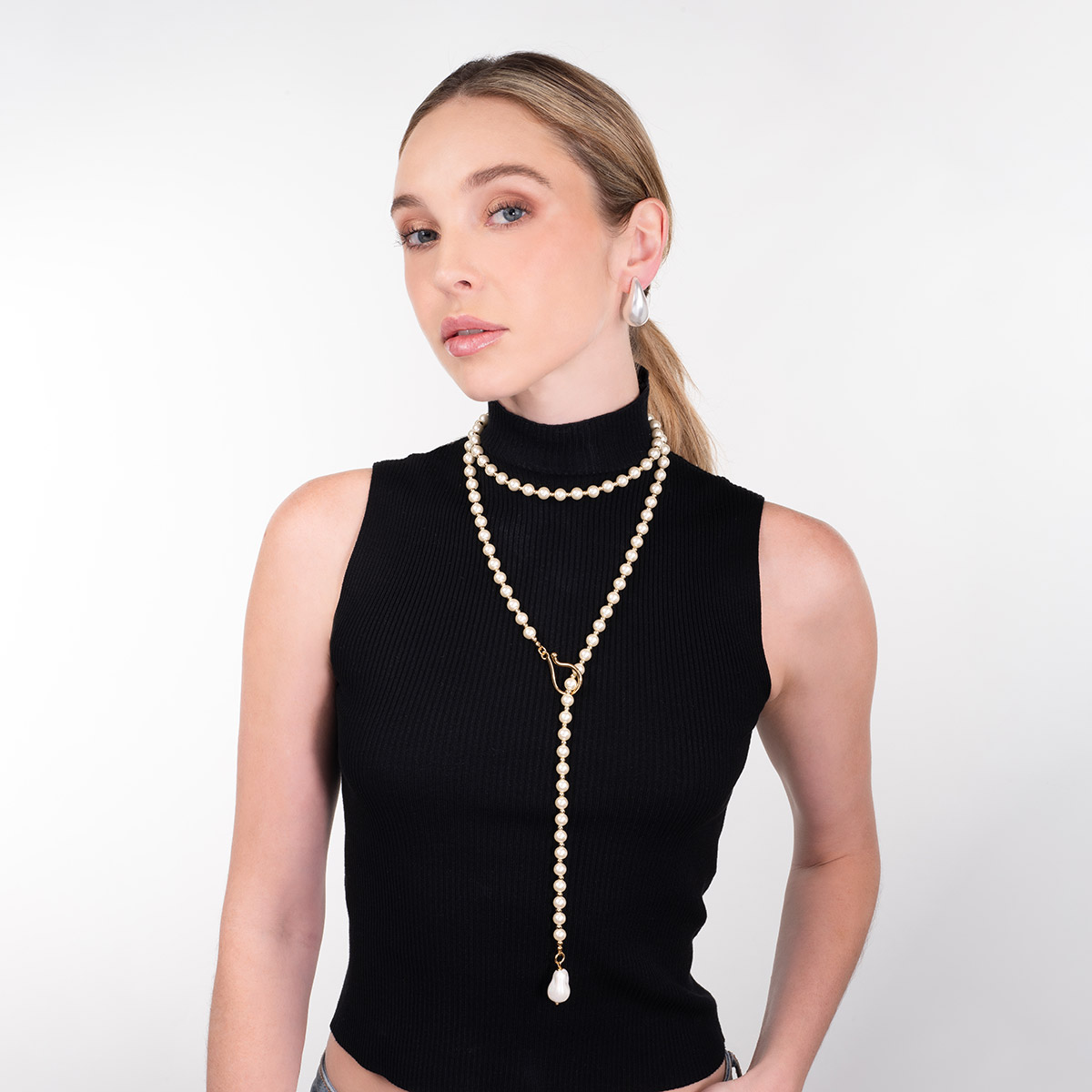 Aretes sin baño diseño moderno perla tono blanco pulido