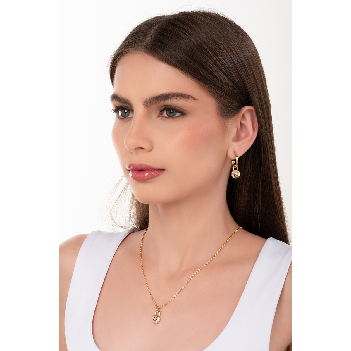 Aretes en baño de oro con dijes de caritas sonrientes, una propuesta moderna y original que aporta alegría y personalidad a tu estilo.