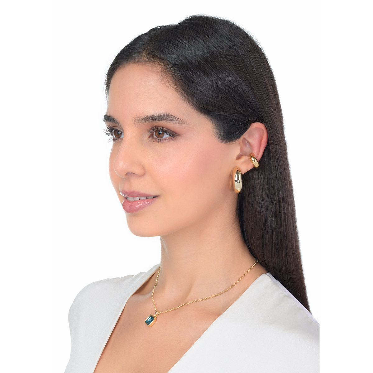 Aretes en baño de oro con silueta curva y acabado pulido, un toque moderno y versátil que aporta sofisticación y personalidad a tu estilo diario.