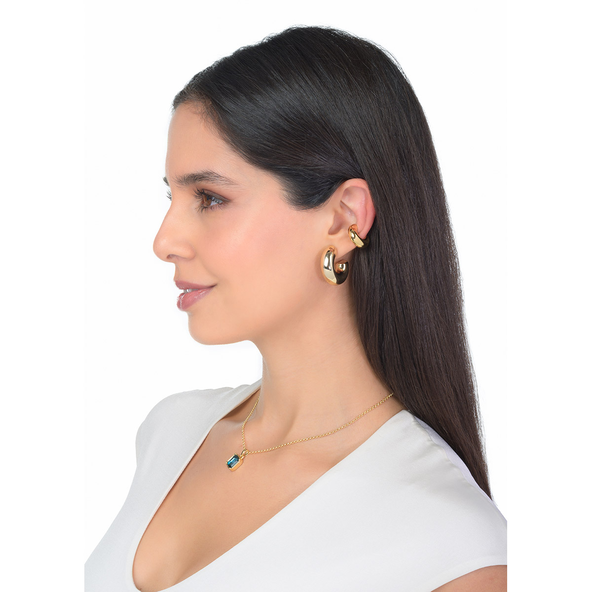Aretes en baño de oro con silueta curva y acabado pulido, un toque moderno y versátil que aporta sofisticación y personalidad a tu estilo diario.