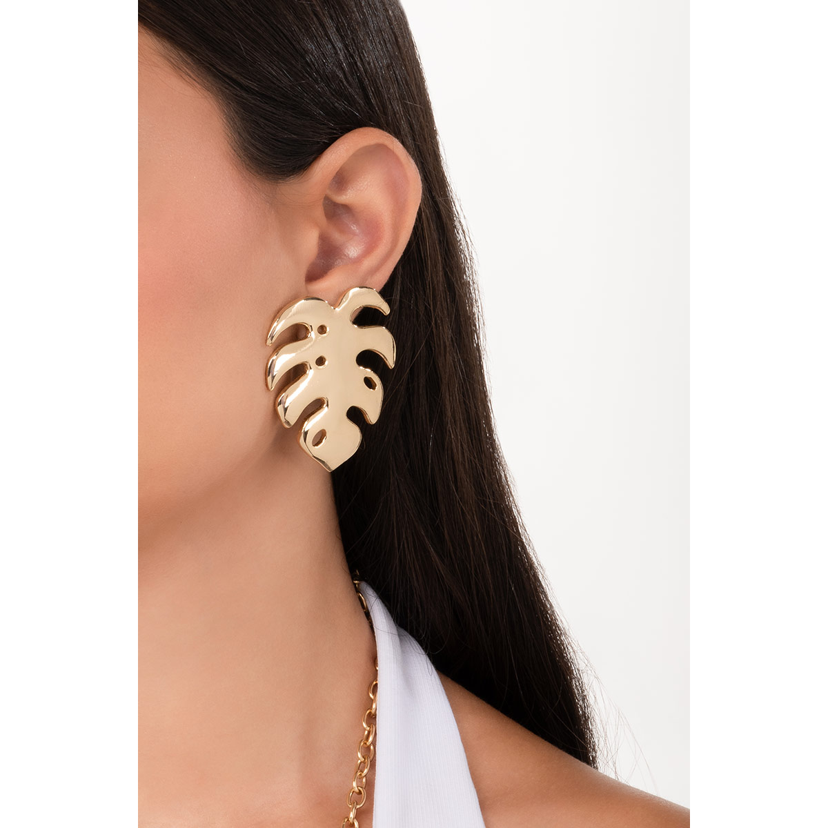 Eleva tu estilo con estos aretes en baño de oro inspirados en hojas monstera, perfectos para darle un toque distintivo a cualquier look.