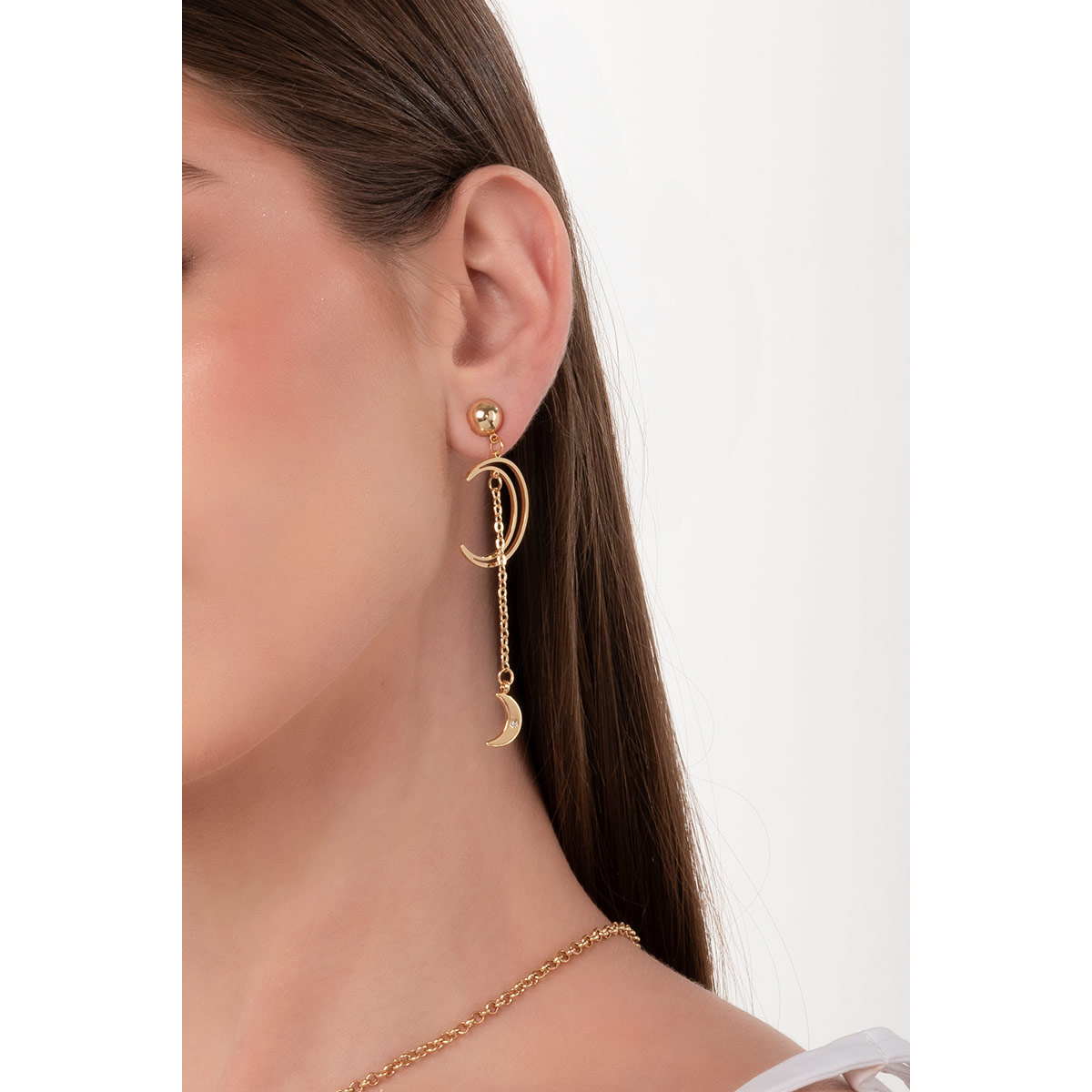 Aretes con baño de oro y diseño de lunas colgantes que aportan un toque distintivo y sofisticado para realzar cualquier estilo.
