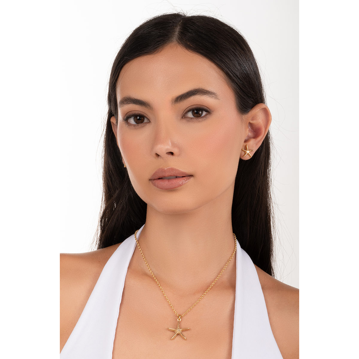 Resalta tu estilo con estos aretes en baño de oro con un encantador diseño de estrella de mar que aportan un aire fresco y sofisticado.
