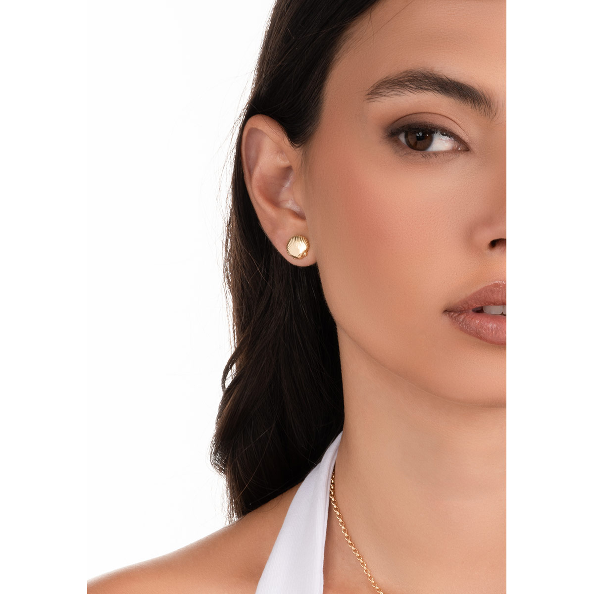 Captura la esencia del océano con estos aretes de broquel. Su delicado diseño de concha, meticulosamente trabajado en baño de oro, es ideal para ti.
