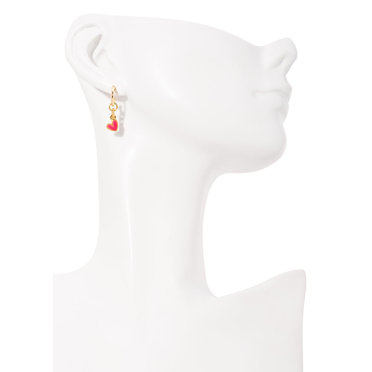 Realza tu look con estos aretes en baño de oro junto a un encantador dije de corazón en tono rosa para un estilo único.