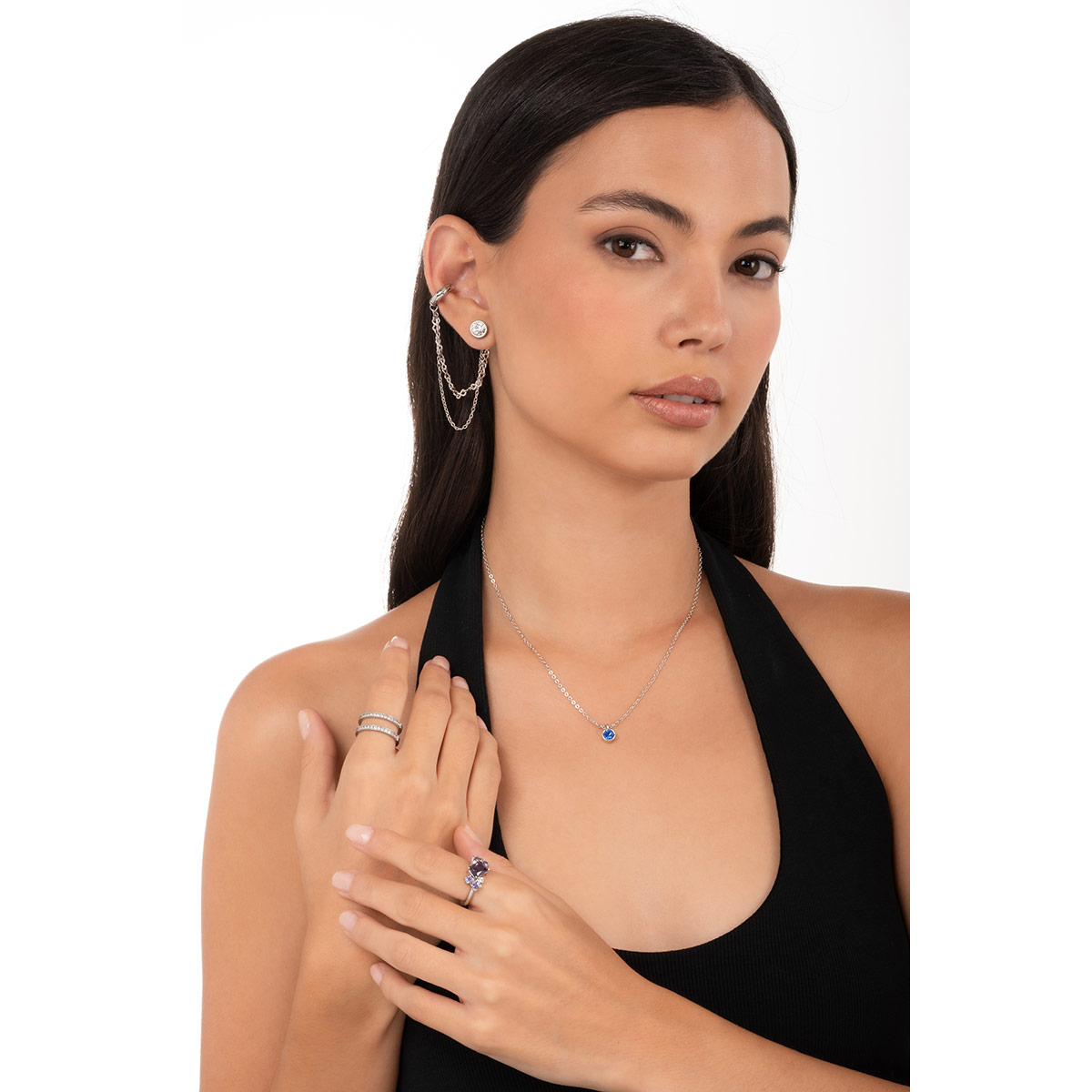 Arete ear cuff en baño de rodio con dos delicadas cadenas, una propuesta moderna que suma dinamismo y versatilidad a tu look diario.