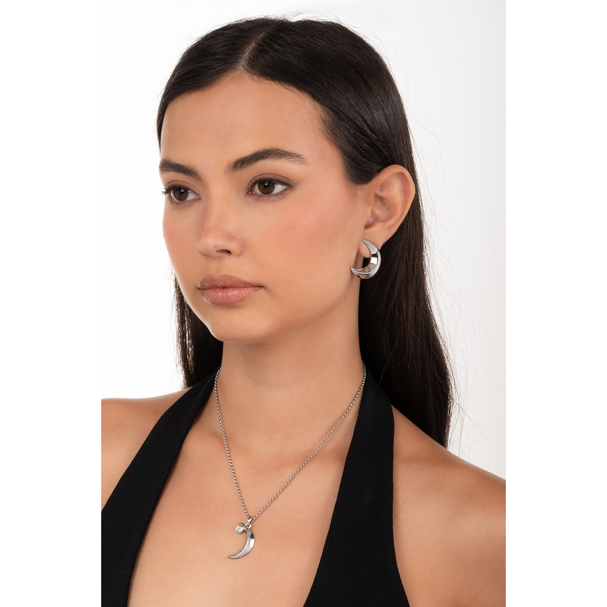 Descubre cómo estos aretes en baño de rodio con diseño media luna pueden realzar tu estilo con un toque moderno y sofisticado.
