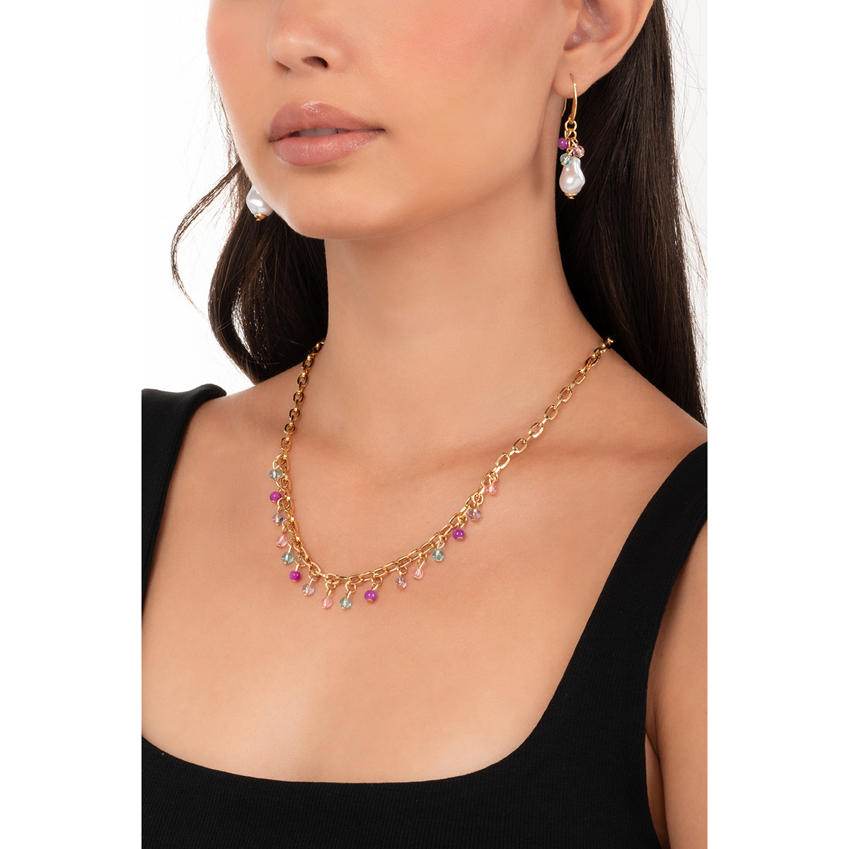 Aretes en baño de oro con perlas y cuentas en tonos rosa, lila y aguamarina que aportan un toque brillante y colorido a tu estilo diario.