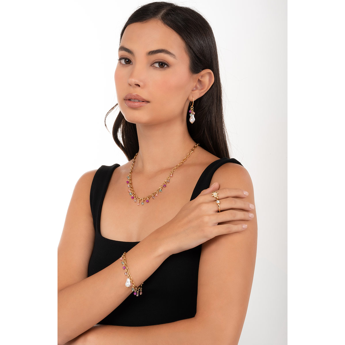 Aretes en baño de oro con perlas y cuentas en tonos rosa, lila y aguamarina que aportan un toque brillante y colorido a tu estilo diario.