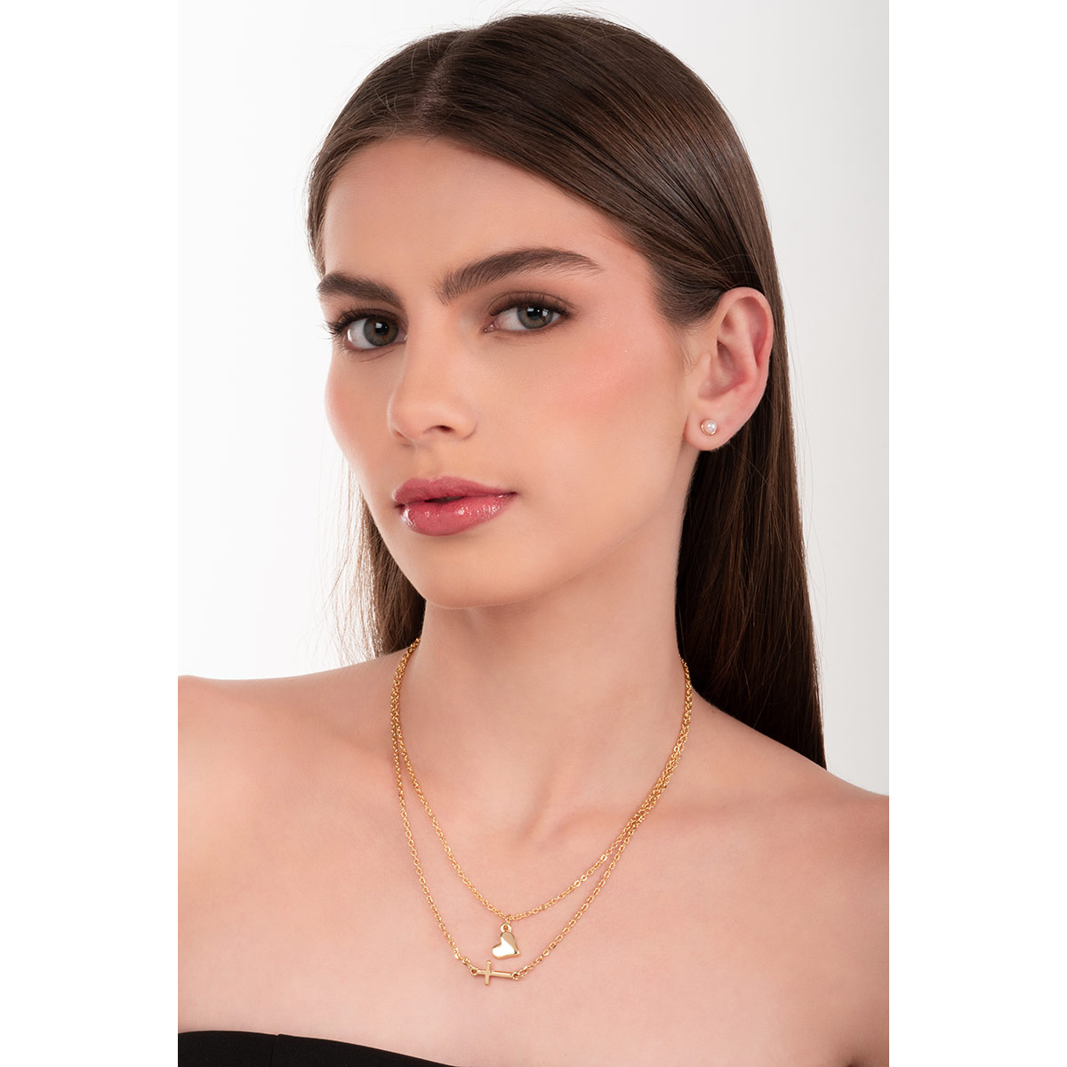 Aretes con baño de oro y perla en tono rosa que aportan un sutil destello a tu look diario realzando cualquier estilo con distinción.
