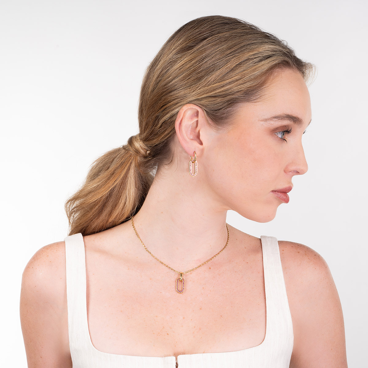 Aretes en baño de oro diseño eslabón piedras rosa brillante