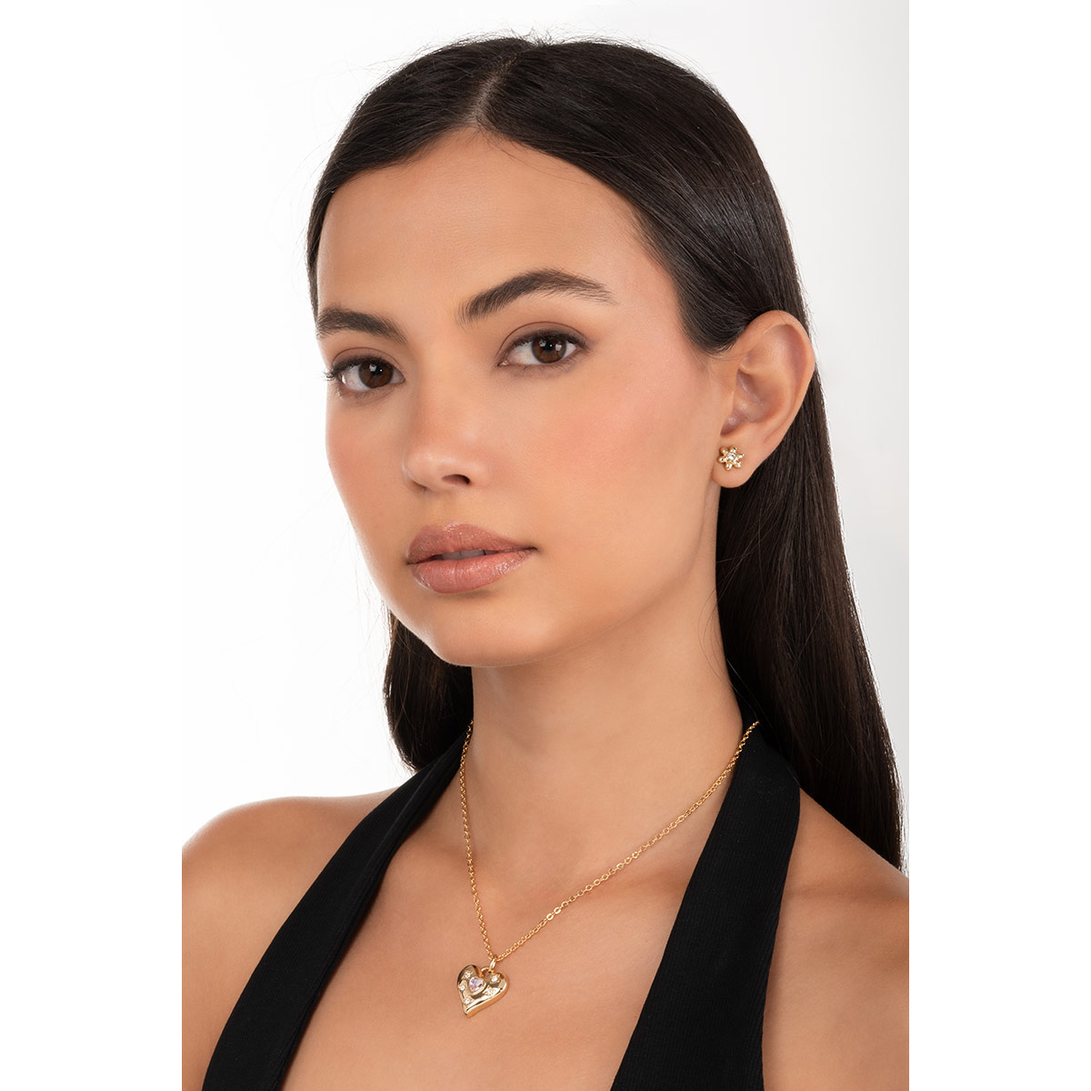 Aretes en baño de oro con diseño de flor y centro brillante que realzan el estilo y aportan un toque delicado y luminoso a cualquier look.