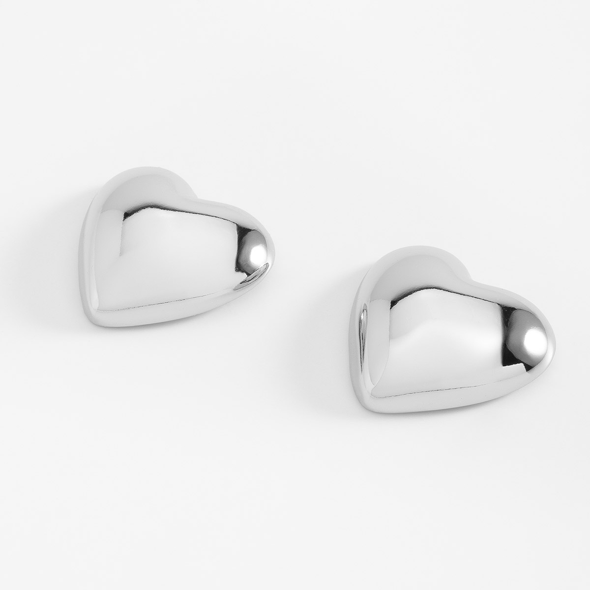 Aretes en baño de rodio diseño corazón pulido 2.2 cm x 2.4 cm