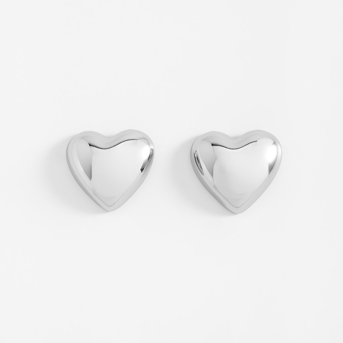 Aretes en baño de rodio diseño corazón pulido 2.2 cm x 2.4 cm