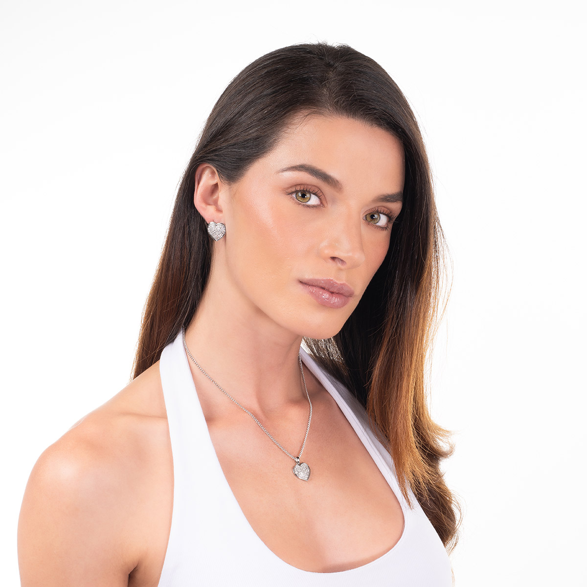 Aretes en baño de rodio corazón piedras en tono cristal